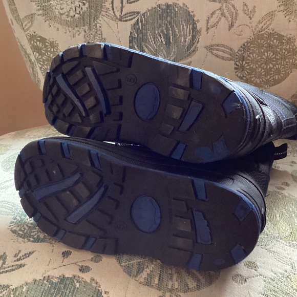 Youth Winter Boots with Thinsulate - Made in Canada - size 5 - Picture 2 of 6